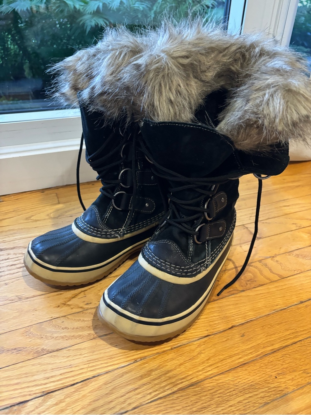 Women’s / Teen Black Suede and Fur-Lined Winter Boots - Picture 2 of 4